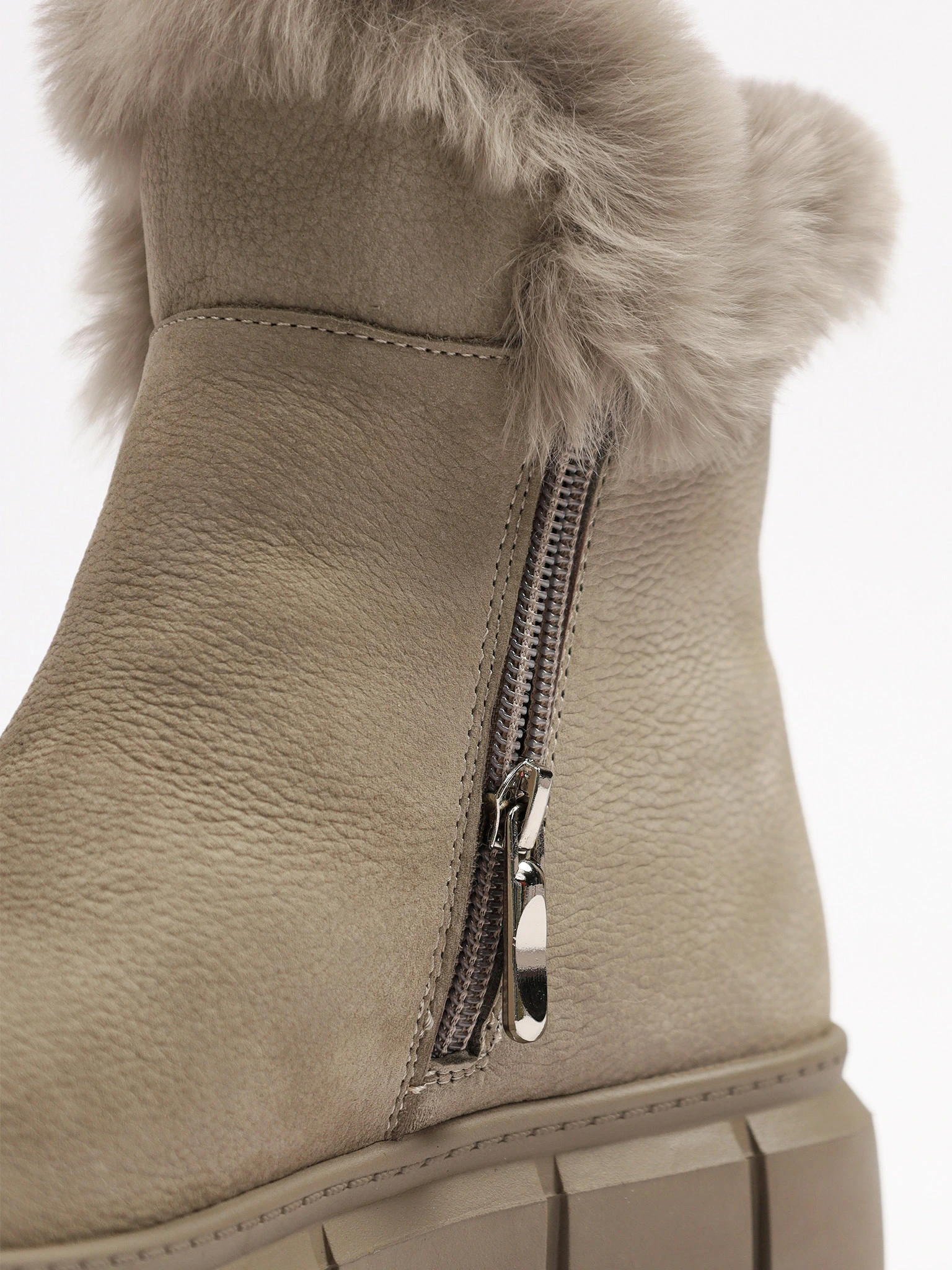 Ботинки серого цвета с оторочкой мехом на средней платформе